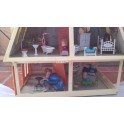 Casita de muñecas con accesorios.